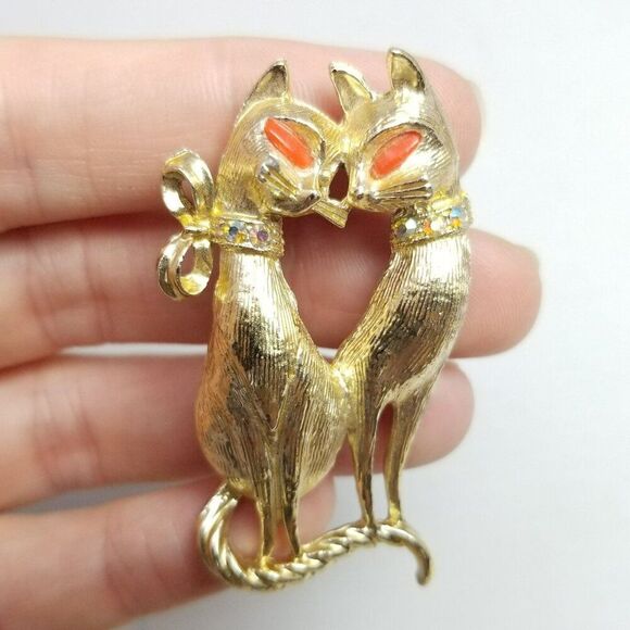 Vintage Pair of Cats with Orange Eyes, Gold Tone Rhinestone Siamese Lapel Pin - Picture 1 of 6